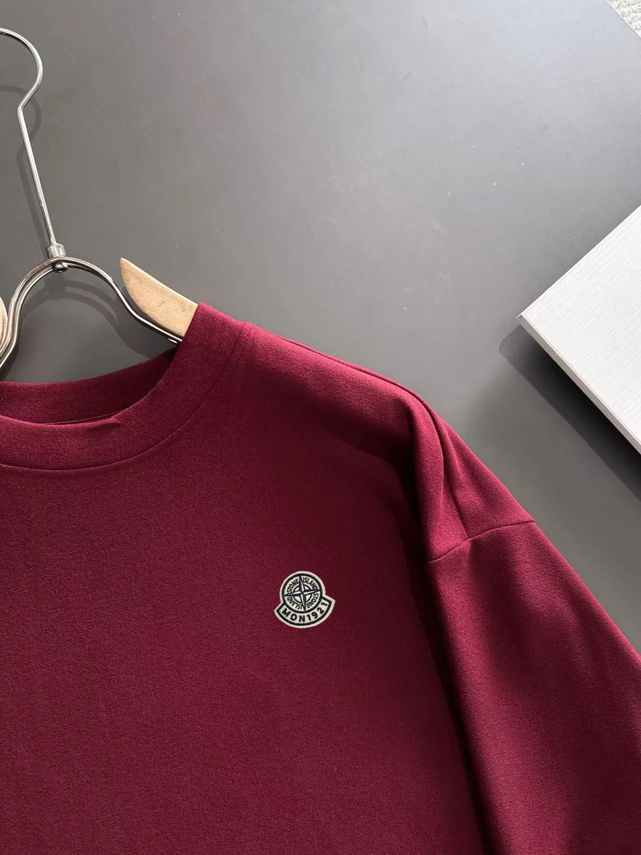 Next day shipment P360 Stone lsland/Stone Island Exclusive launch of 25ss new autumn and winter long sleeves Many celebrities have the same style. Craftsmanship that ordinary small workshops cannot copy. No matter in terms of materials, detail restoration and craftsmanship, we are not afraid of any challenges, just to provide you with wonderful products. Compare the top original versions at will. No expense is spared just to do better. Unique imported fabric feel. Purely imported German machine production. Precision operation and 10,000-needle density. A full set of new accessories with three standards can be customized simultaneously. The upper body is versatile and fashionable. The perfect choice for autumn and winter. A must-have item. Size chart: M to XL (or please state your height and weight when placing an order)